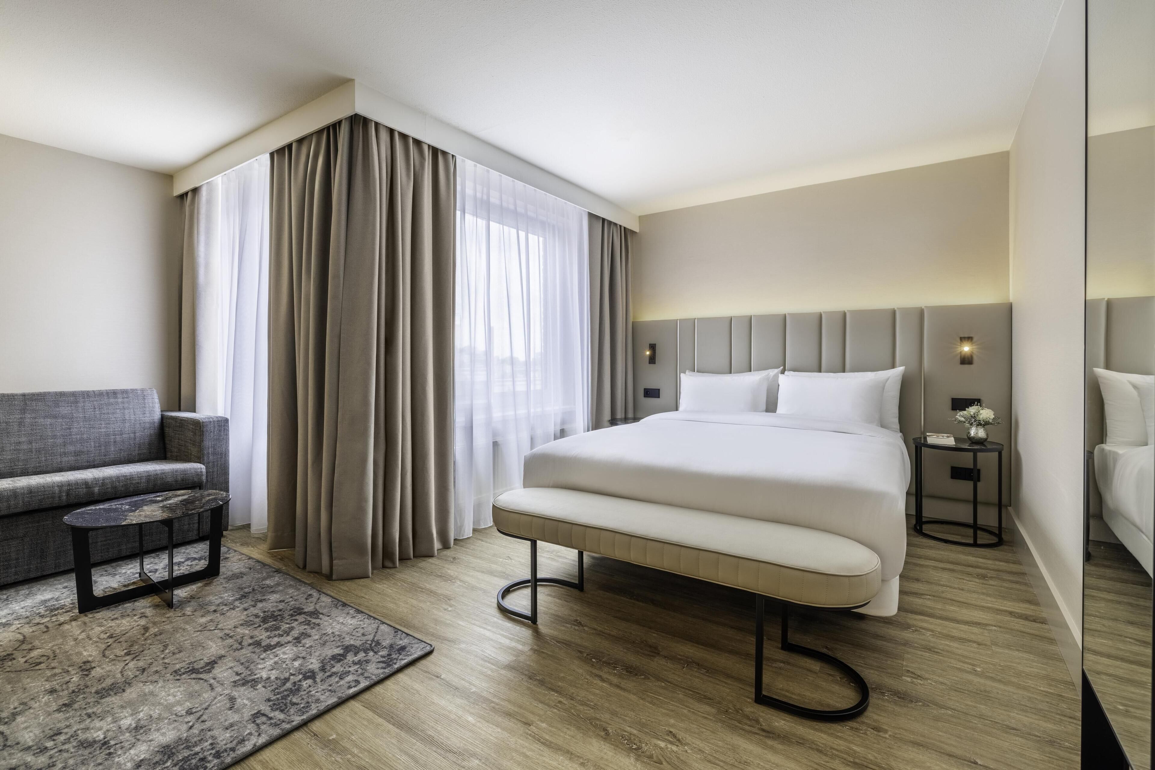 Minibar, coffres-forts dans les chambres, bureau, rideaux occultants