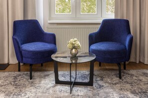 Frigobar, cofres nos quartos, escrivaninha, cortinas blackout