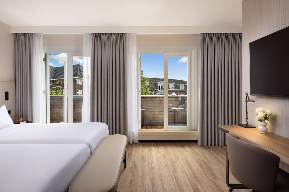Superior Room, Balcony | Minibar, in-room safe, desk, blackout drapes