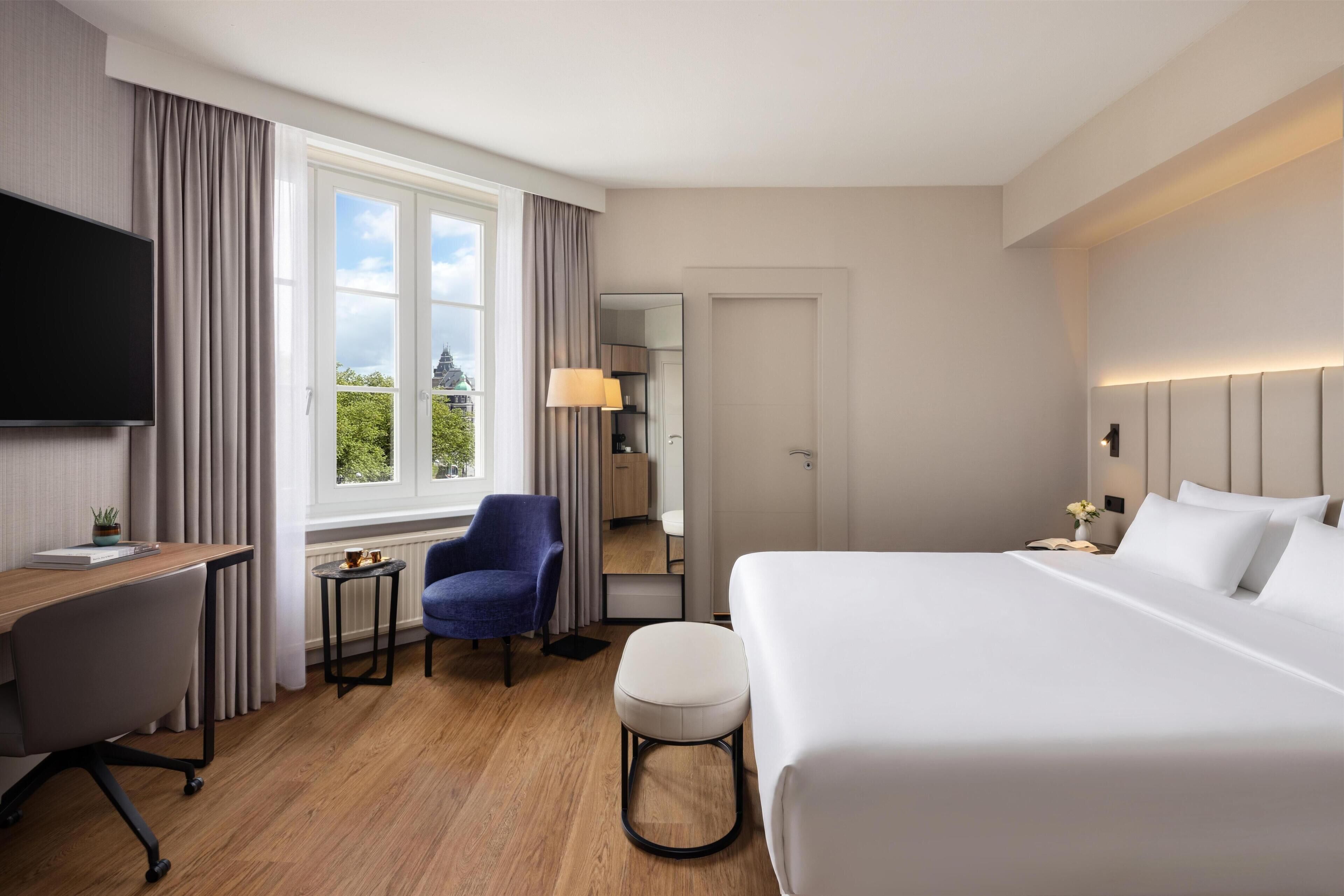 Superior Room, City View | Minibar, in-room safe, desk, blackout drapes