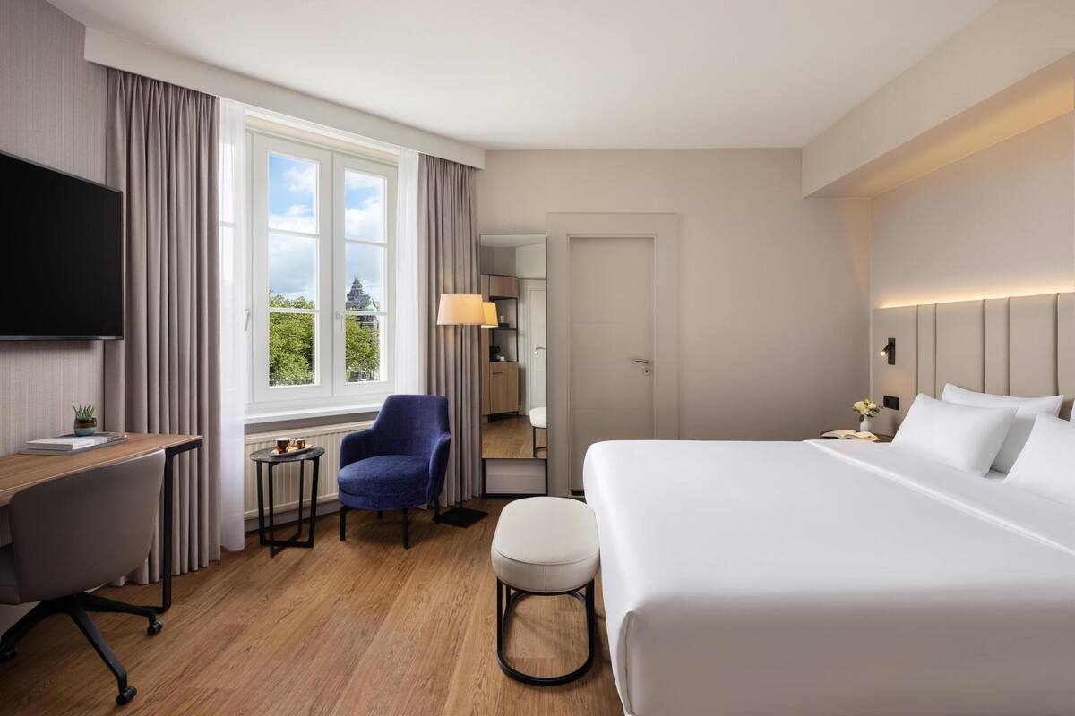 Superior Room, City View | Minibar, in-room safe, desk, blackout drapes