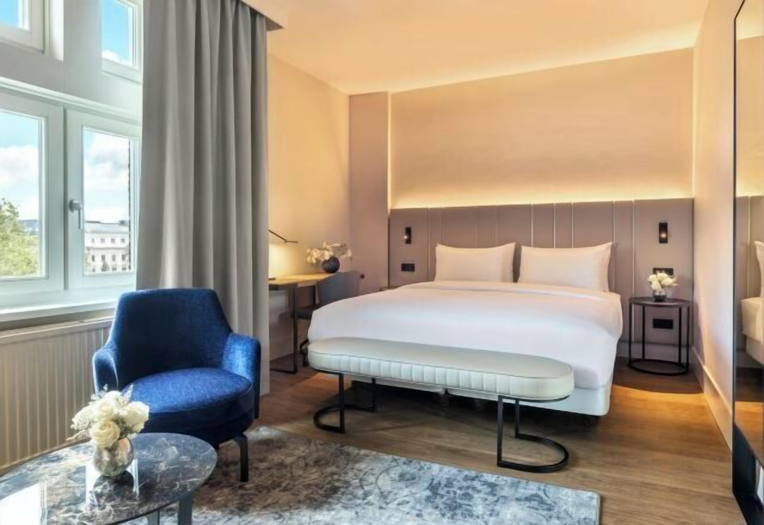 Minibar, caja de seguridad en la habitación y escritorio 