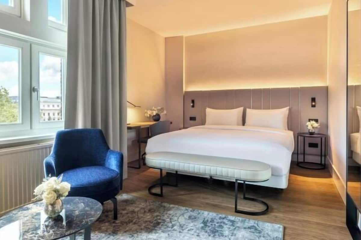 Frigobar, cofres nos quartos, escrivaninha, cortinas blackout