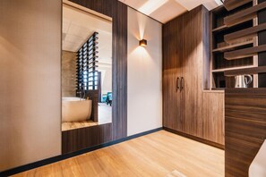 Deluxe Double Room | 1 bedroom, minibar, in-room safe, desk