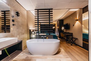 Luxury Double Room | Bathroom | Hair dryer, heated floors, towels, soap - Hotel Hoogeveen (Hoogeveen)