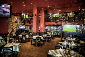3 restaurantes, se sirve cena, cocina japonesa 