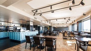 A spacious restaurant with high ceilings, modern lighting, and a mix of seating arrangements. - Thon Hotel Victoria Hamar (Hamar)