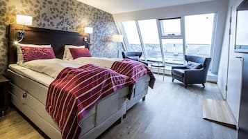 Ropa de cama hipoalergénica, camas con pillow-top y cortinas blackout