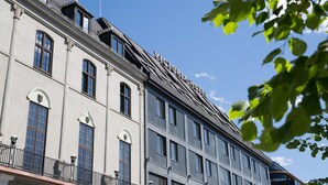 A building with a sign reading "VICTORIA HOTEL" on the roof. - Thon Hotel Victoria Hamar (Hamar)