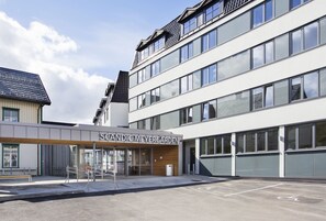 A modern building with a sign reading "SCANDIC MEYERGÅRDEN".
