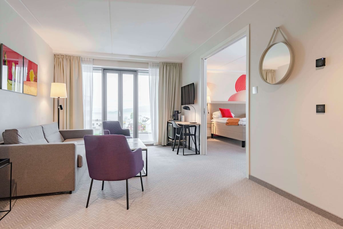 suite (master) | 1 bedroom, hypo-allergenic bedding, desk, laptop workspace