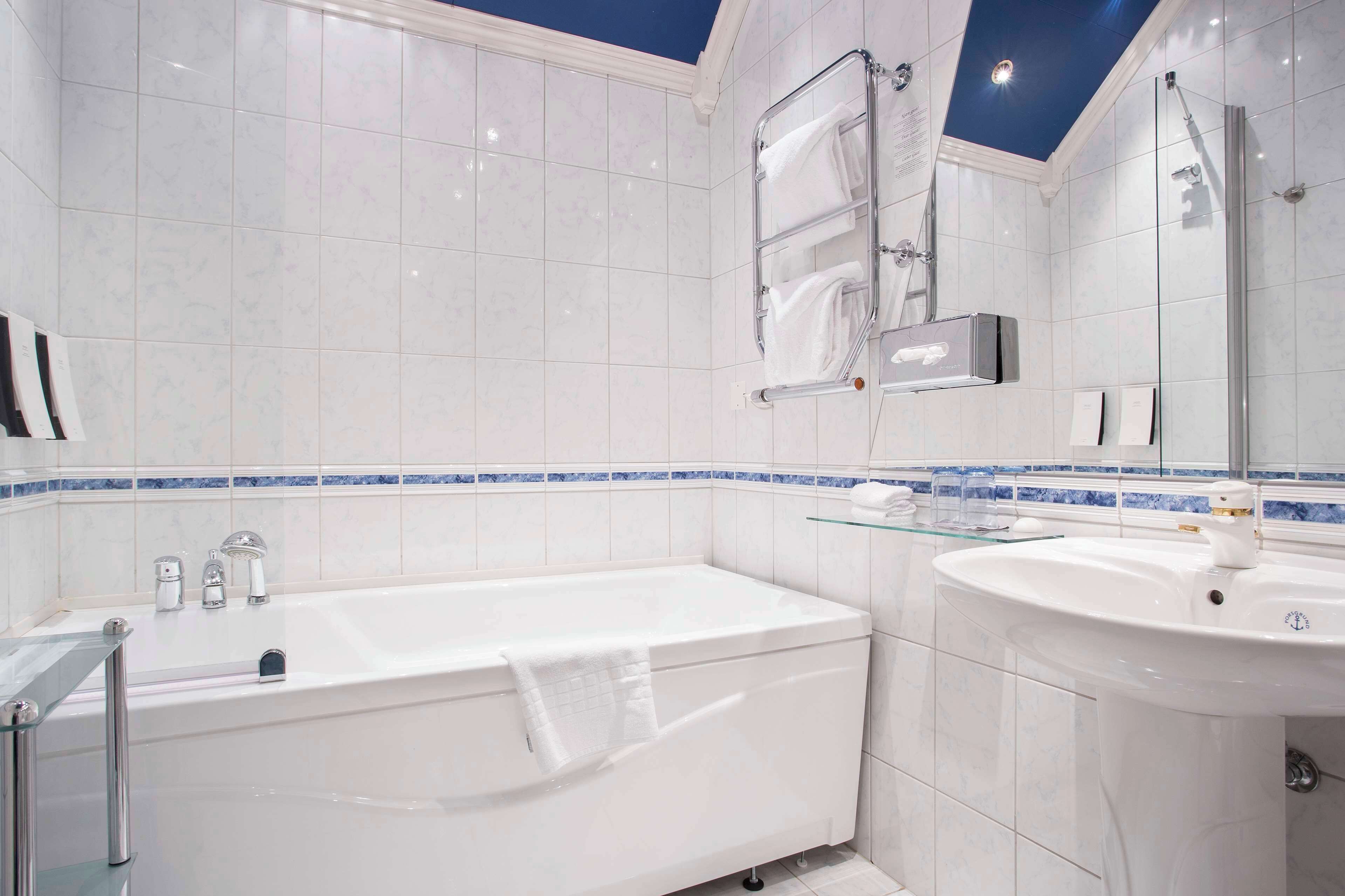 1 bedroom, hypo-allergenic bedding, desk, laptop workspace