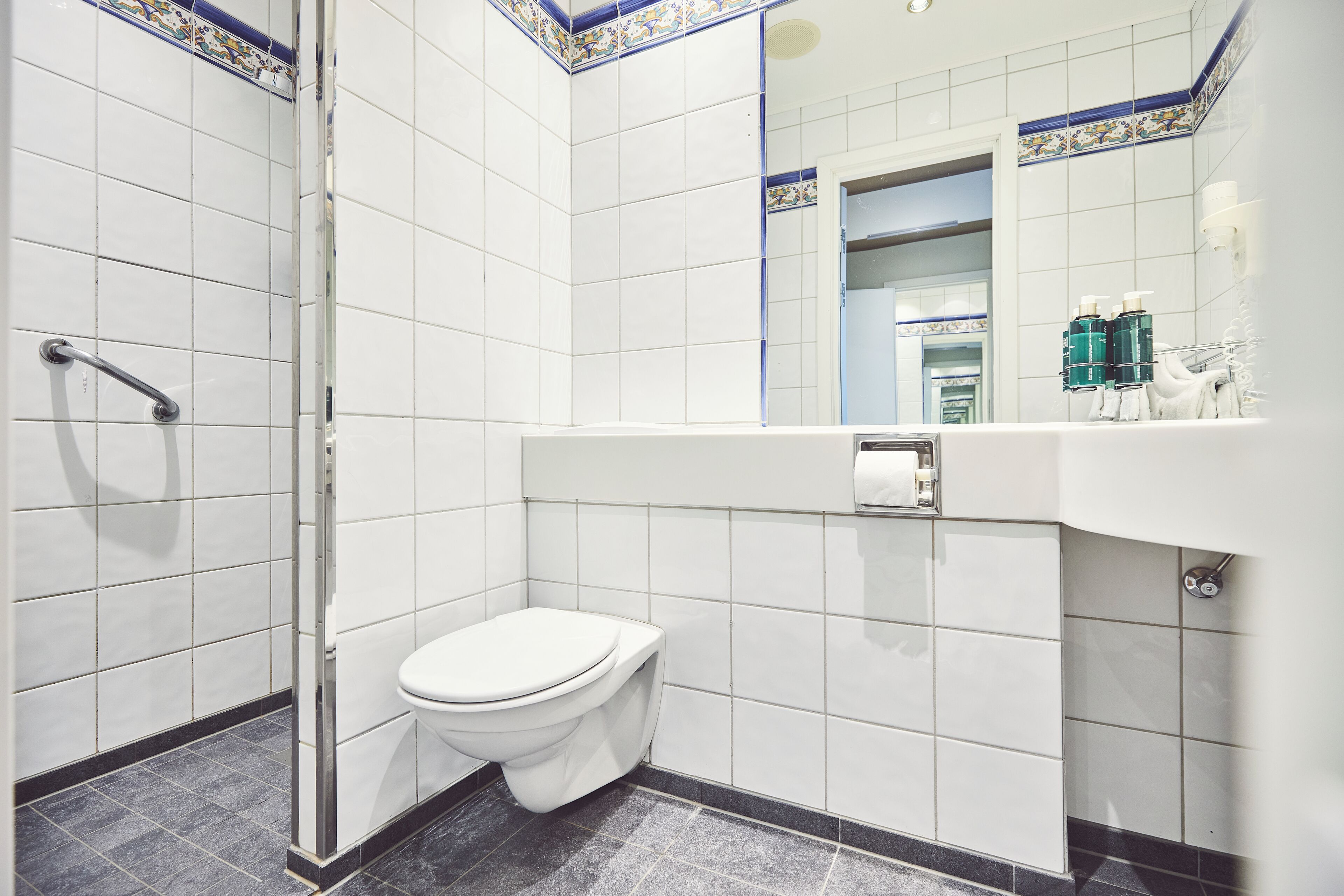 junior suite, non smoking | bathroom | shower, hair dryer, heated floors, towels