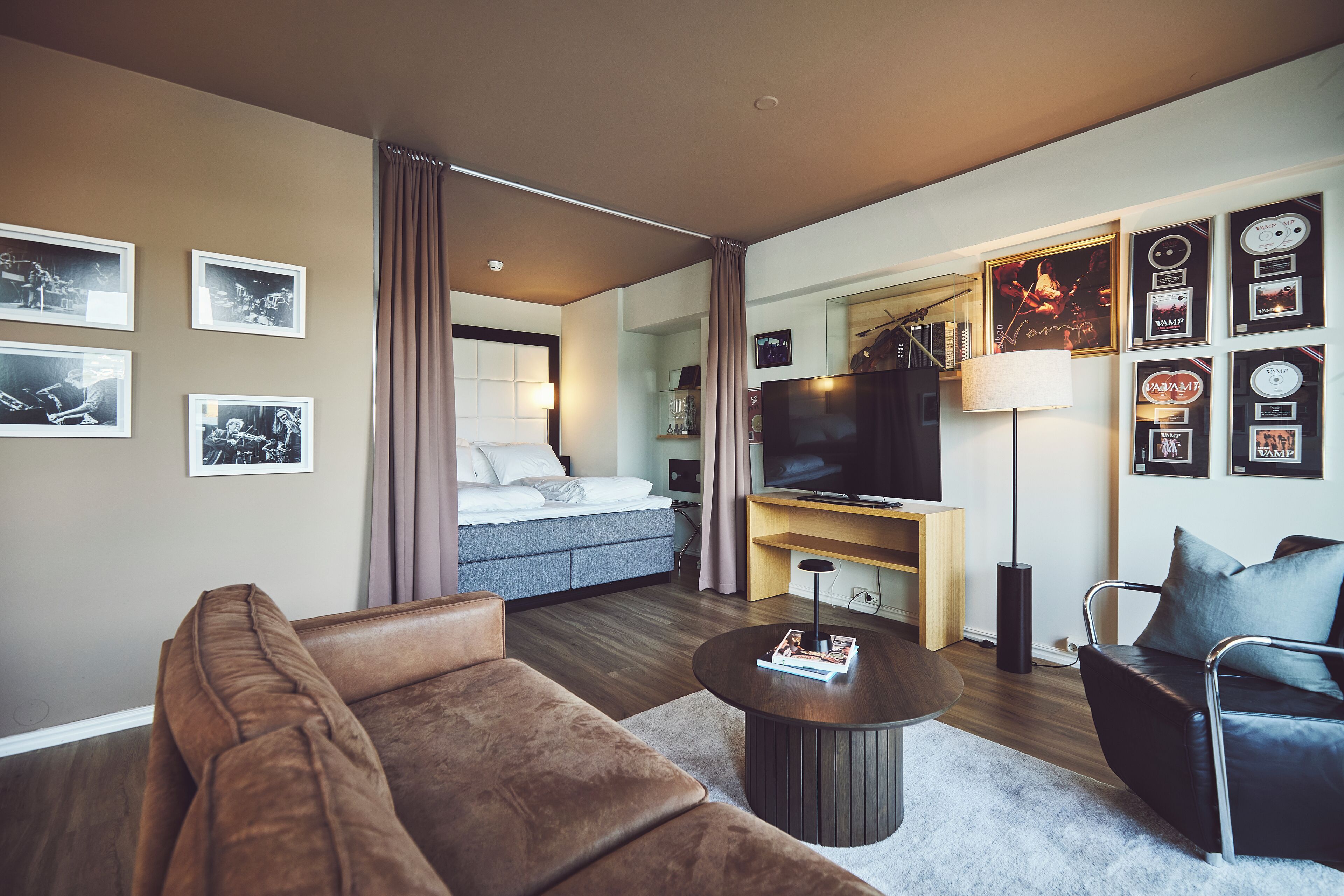 小型套房, 无烟房 | 起居区 | 22-英寸纯平电视 （配备数码频道）、电视