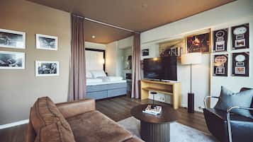 Suite junior, no fumadores | Zona de estar | Televisión de pantalla plana de 22 pulgadas con canales digitales