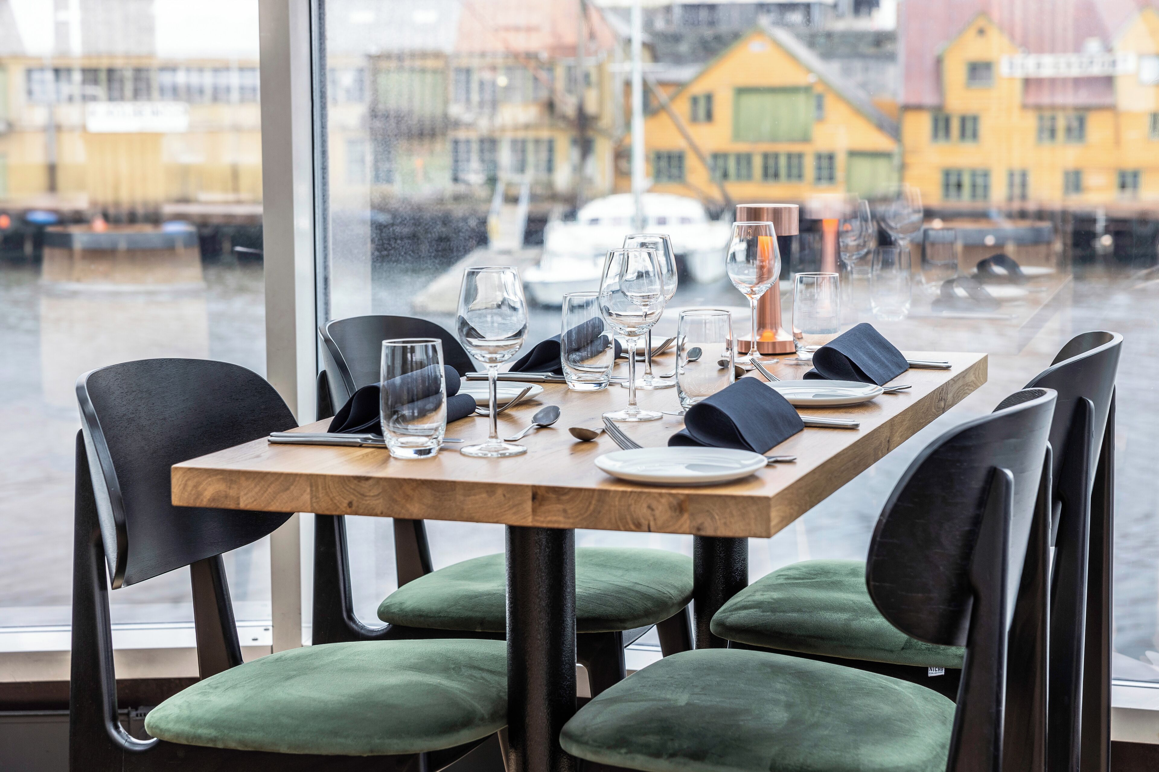 2 restauranter, frokost, lunsj og middag serveres, lokale retter