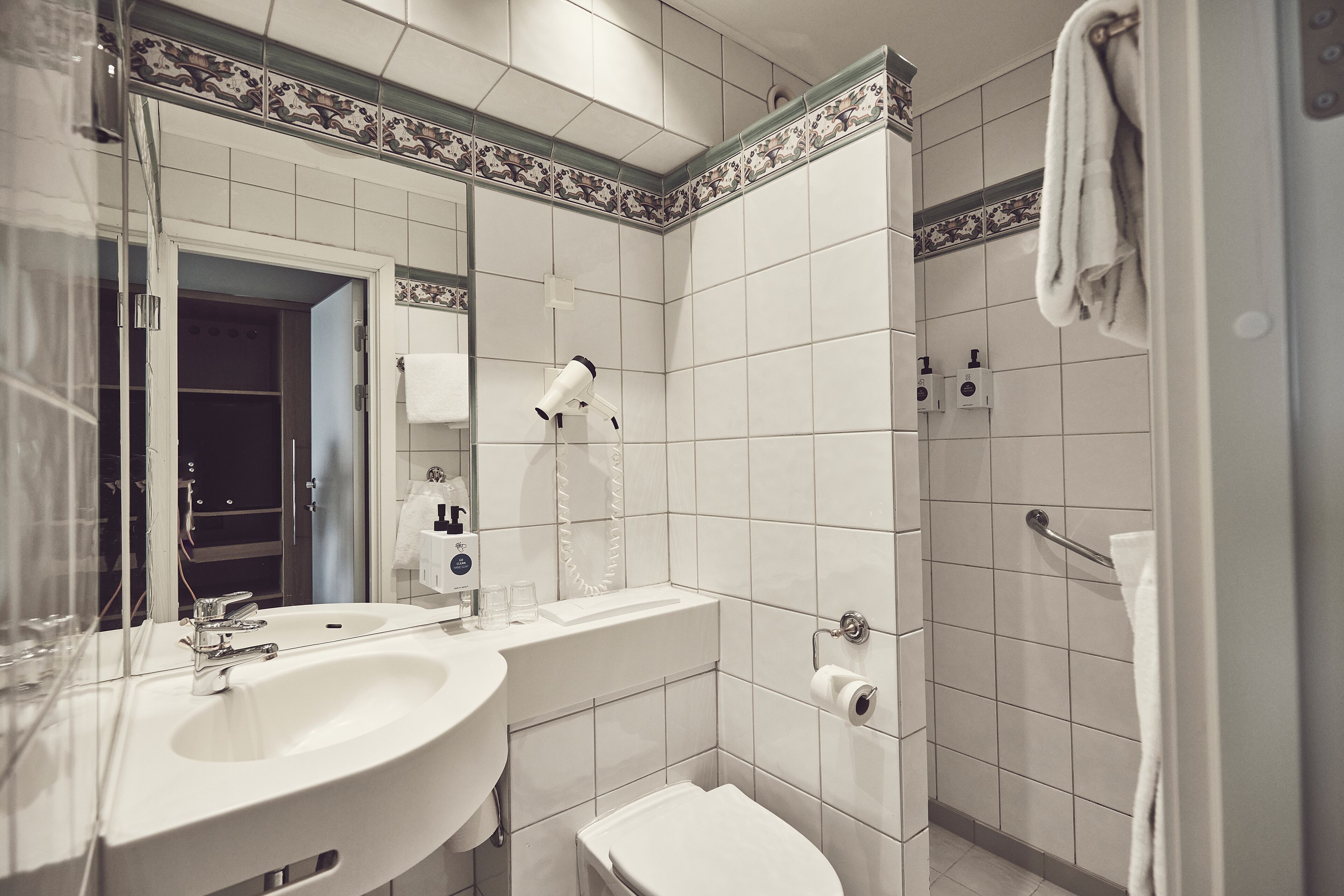 superior room | bathroom | shower, hair dryer, heated floors, towels