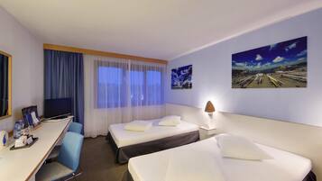 Escritorio, cortinas blackout y tabla de planchar con plancha