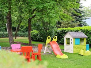 Una piscina al aire libre de temporada