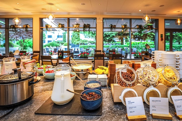 Daily buffet breakfast for a fee