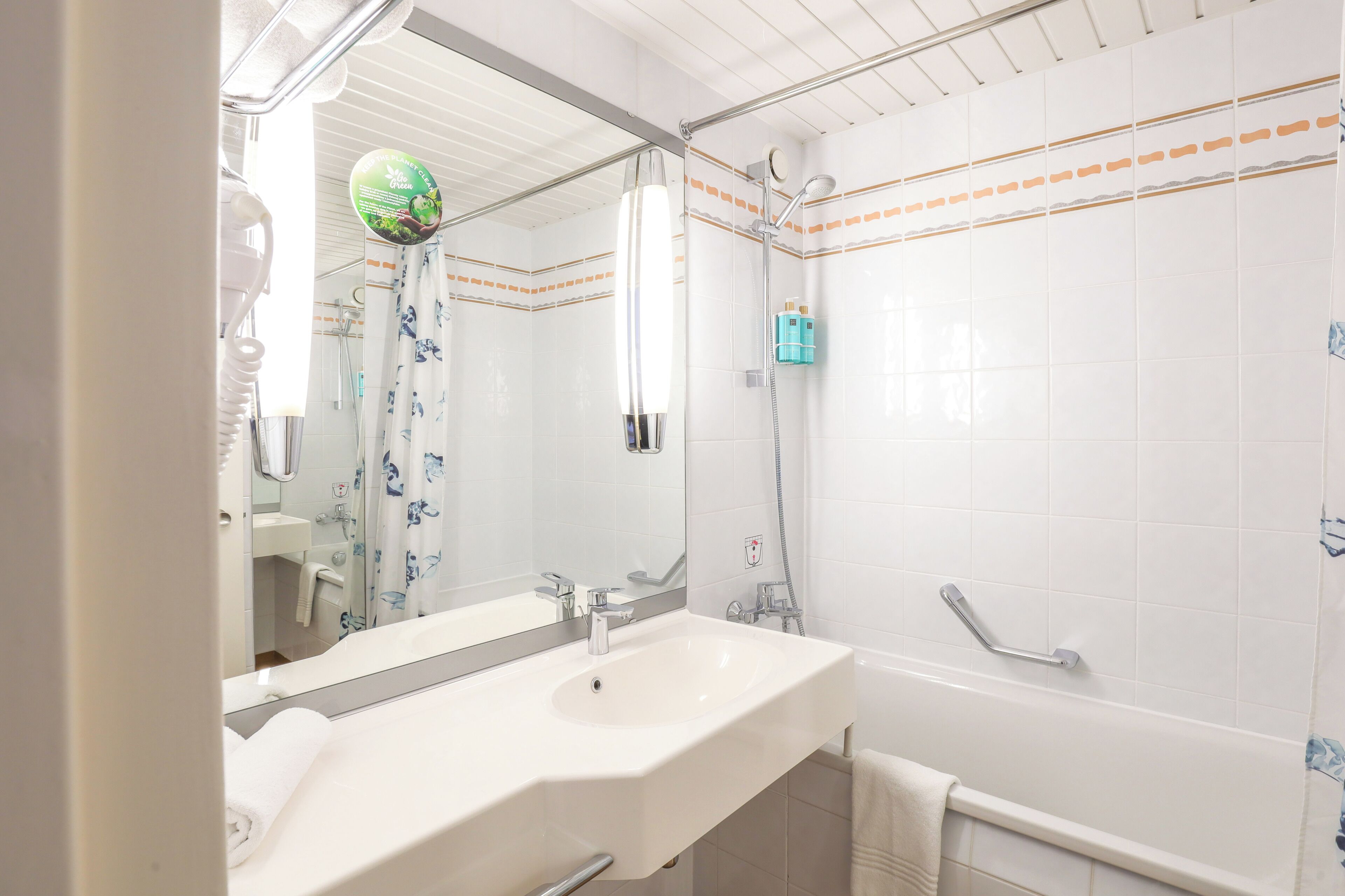 combined shower/bathtub, eco-friendly toiletries, hair dryer, towels