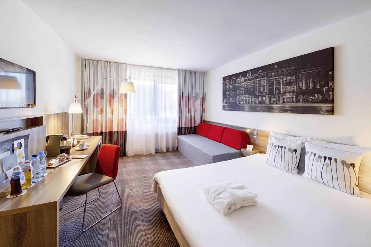 Escritorio, cortinas blackout y tabla de planchar con plancha