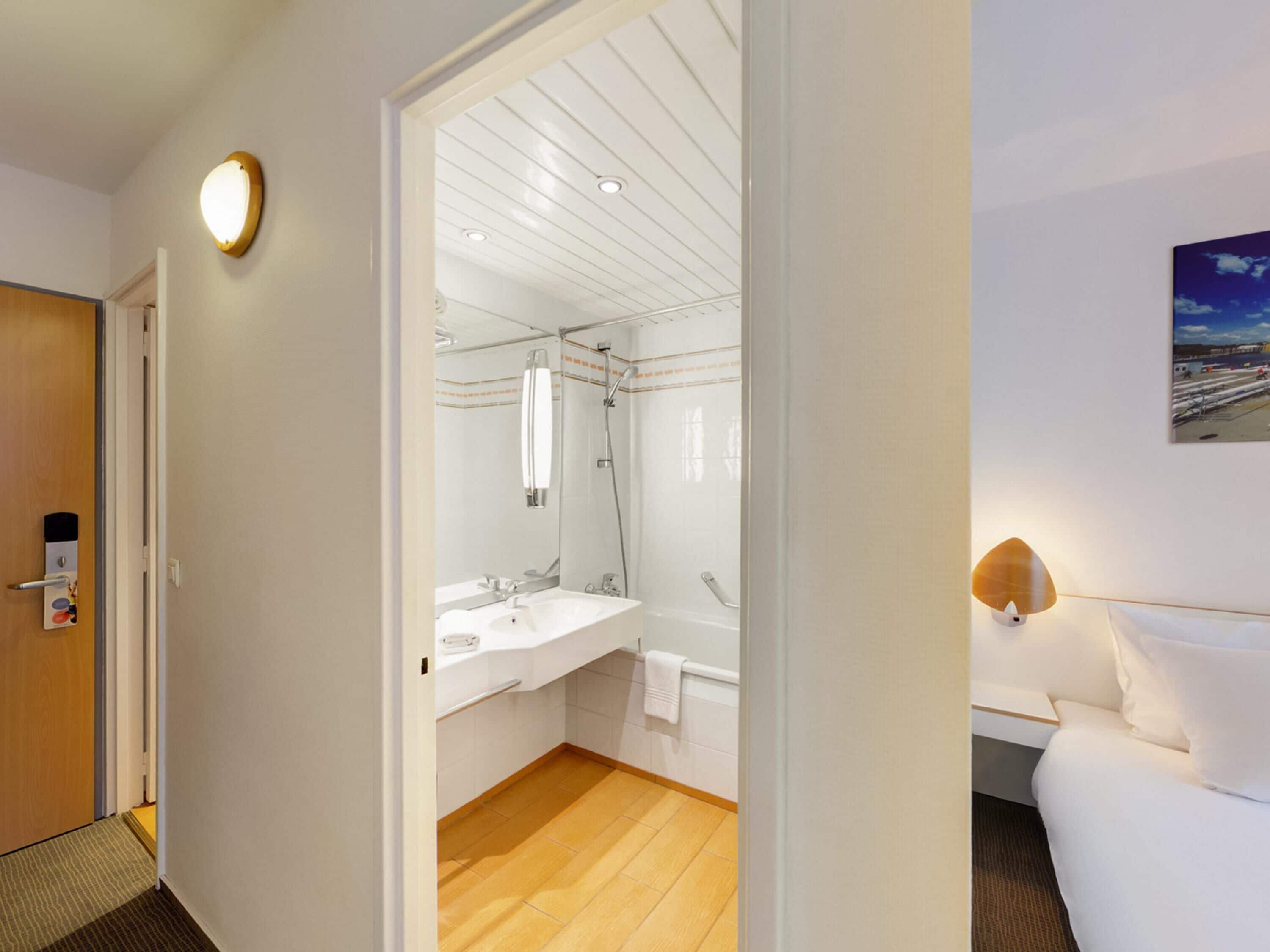 Standard Room, 2 Twin Beds | Desk, blackout drapes, free cribs/infant beds, free WiFi