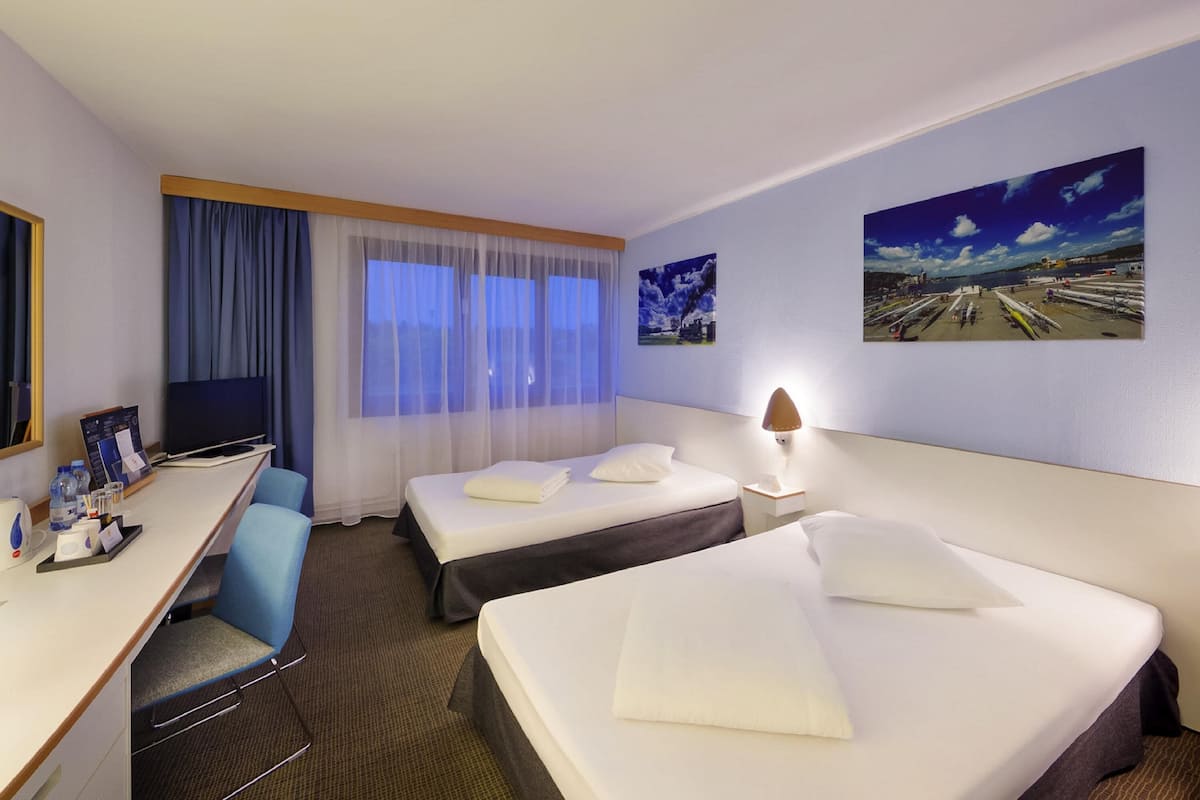 Escritorio, cortinas blackout y tabla de planchar con plancha