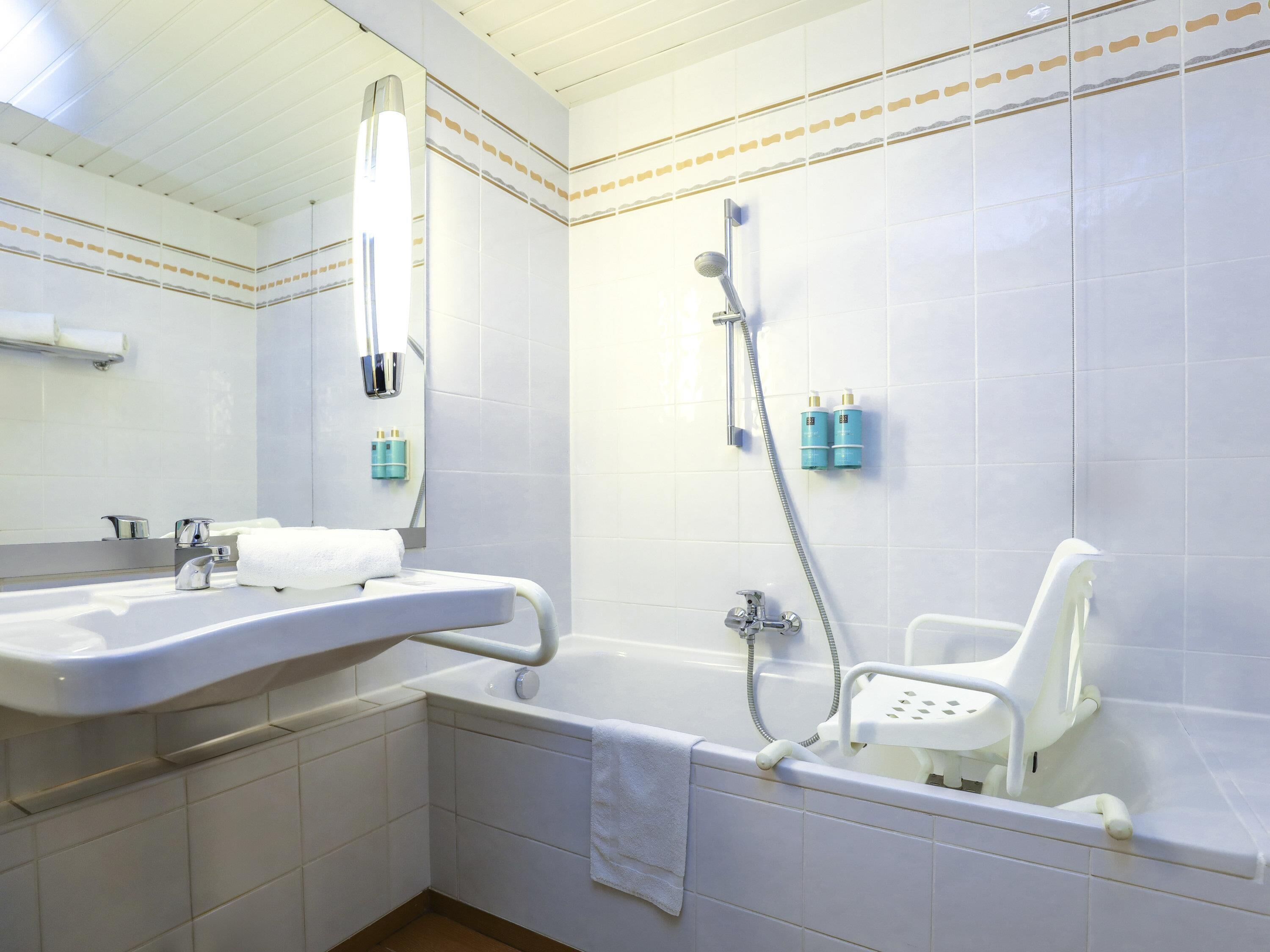 Standard Room, 1 Double Bed with Sofa bed, Accessible | Accessible bathroom