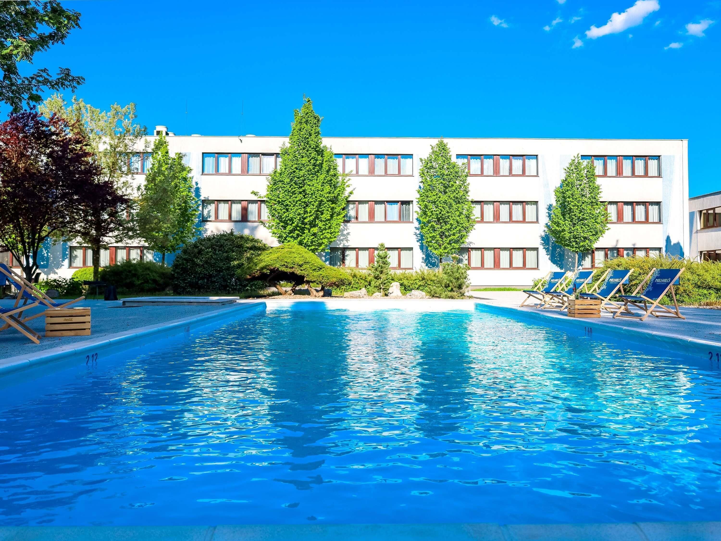 Una piscina al aire libre de temporada