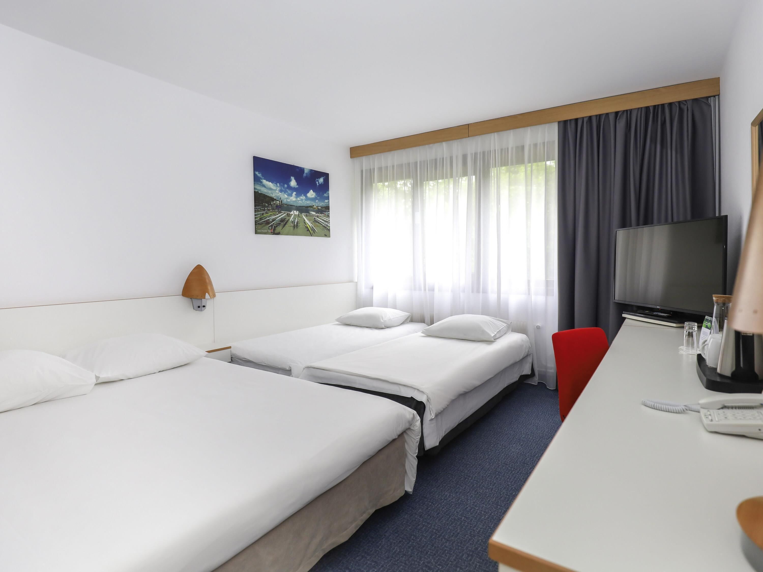 Bureau, rideaux occultants, fer et planche à repasser