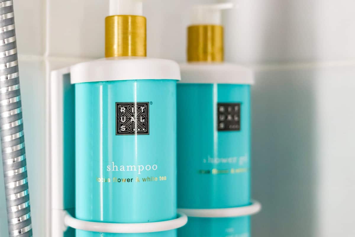 Escritorio, cortinas blackout y tabla de planchar con plancha