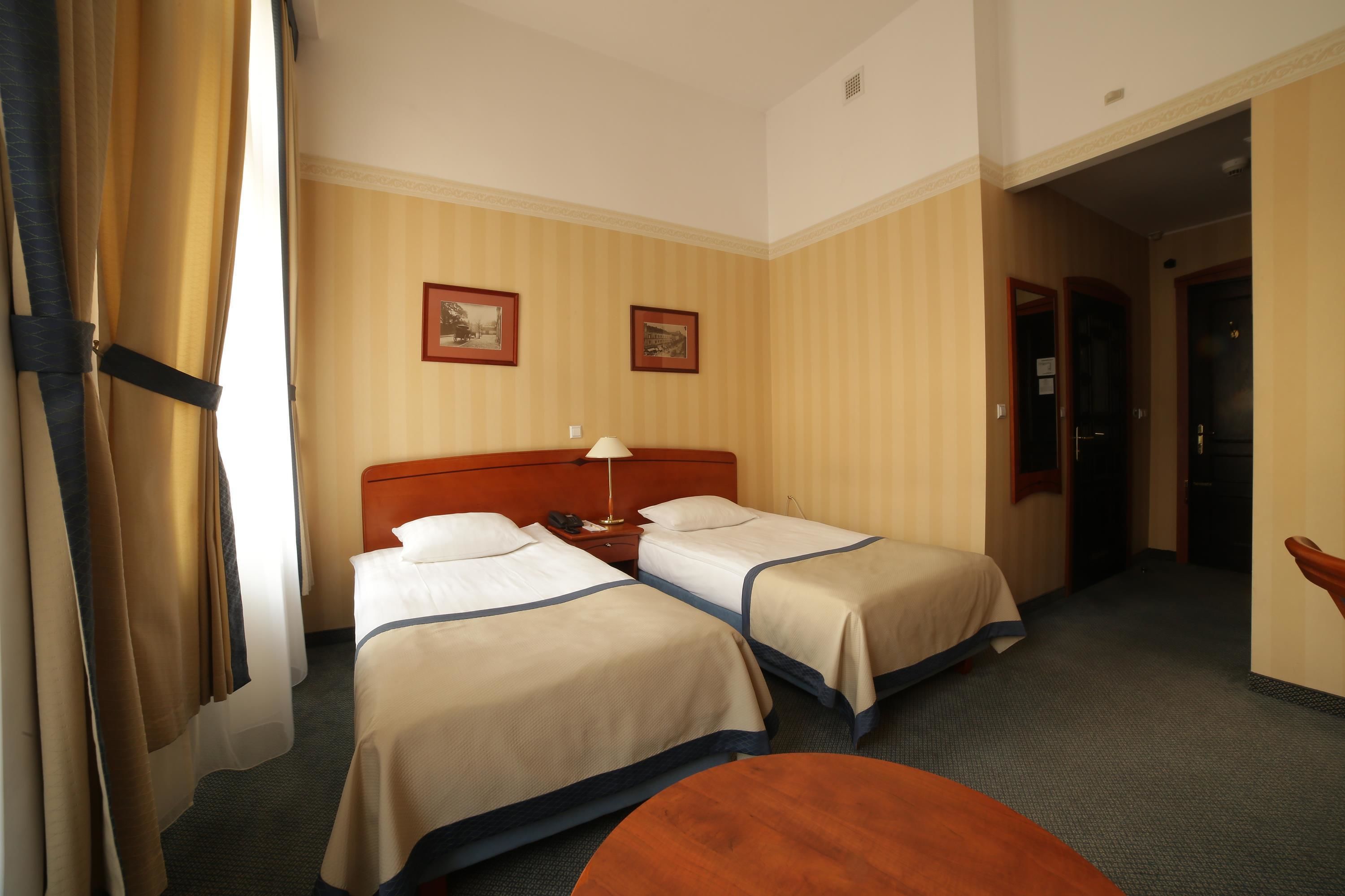 standard twin room | 1 bedroom, minibar, in-room safe, desk