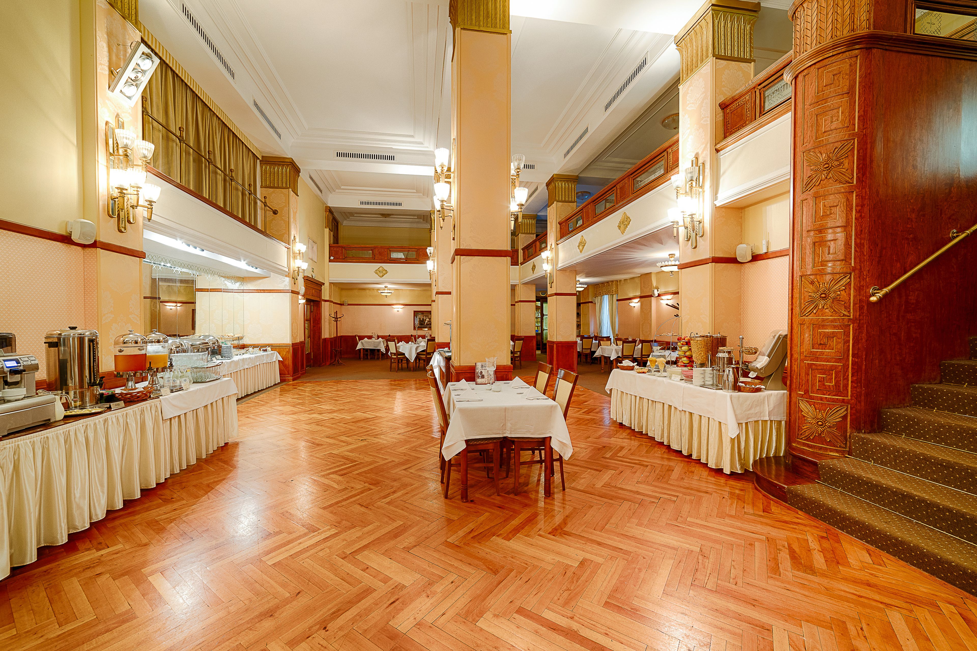 Dagelijks ontbijtbuffet (PLN 70 per persoon)