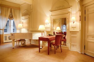 迷你吧、客房内保险箱、办公桌、熨斗/熨板