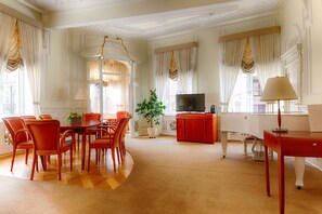 Minibar, Zimmersafe, Schreibtisch, Bügeleisen/Bügelbrett