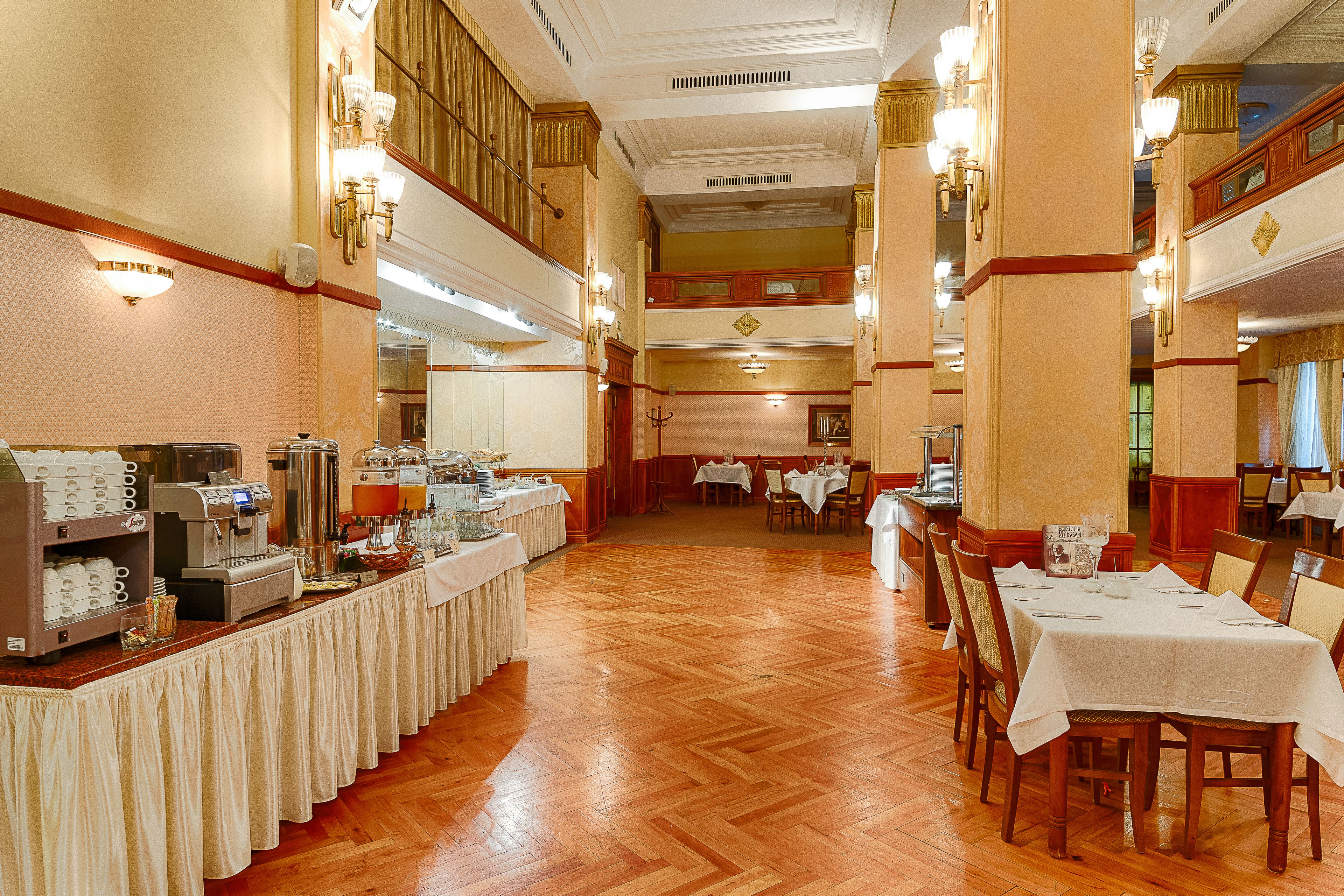 Café da manhã com buffet diário (PLN 70 por pessoa) 