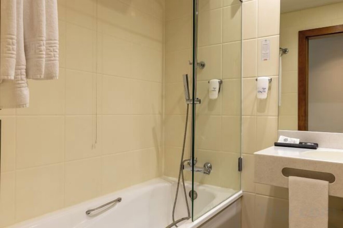 Badkamer | Gratis toiletartikelen, een haardroger, handdoeken