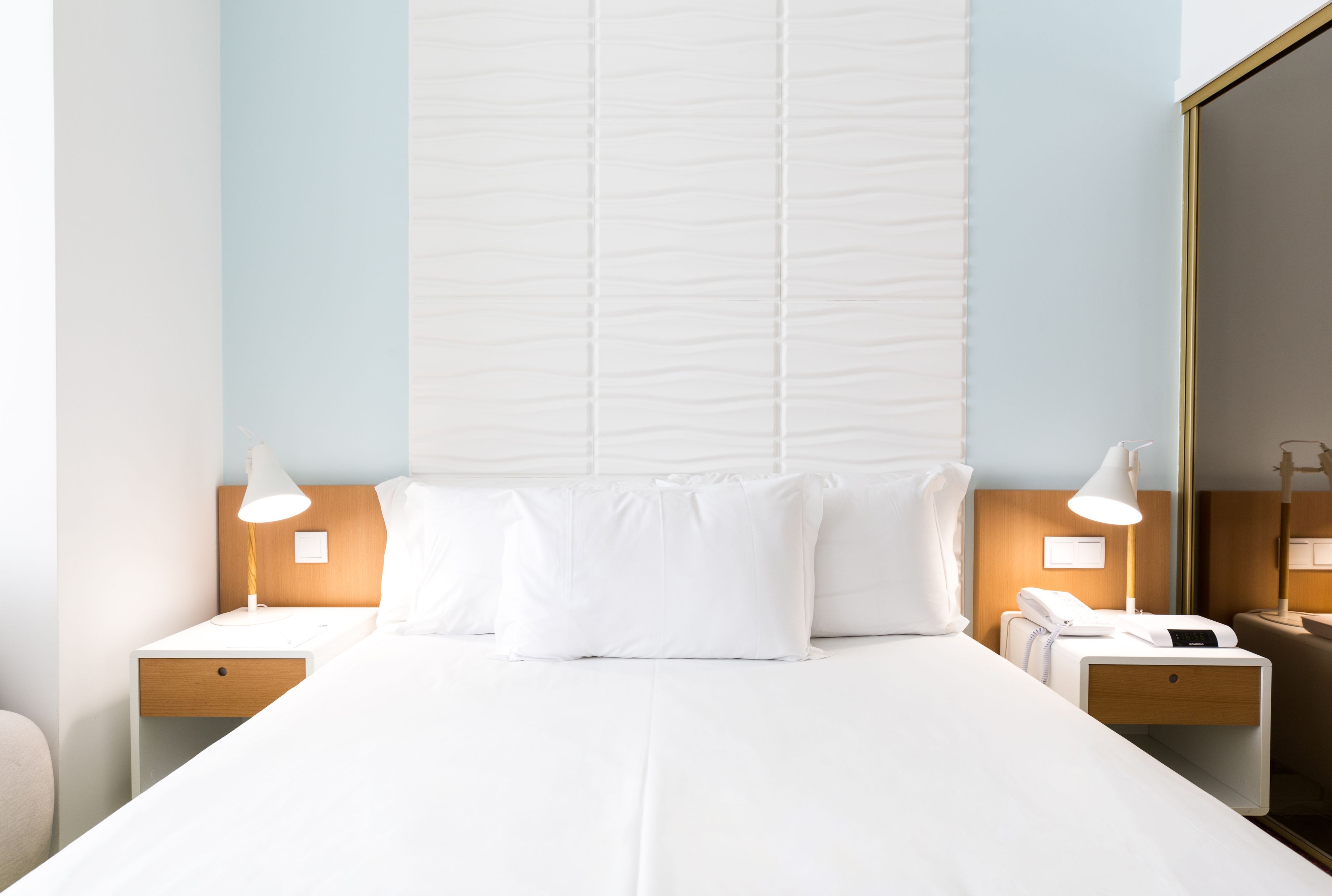 in-room safe, desk, laptop workspace, blackout curtains