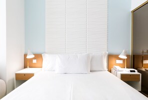 In-room safe, desk, laptop workspace, blackout drapes - Legendary Porto Hotel (Porto)