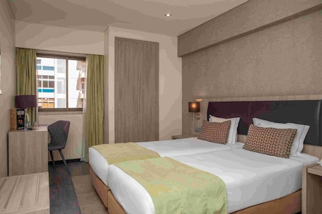 行政双床房 | 客房内保险箱、办公桌、遮光窗帘、隔音. VIP Inn 贝尔纳酒店