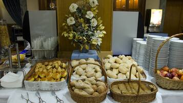 Daily English breakfast (EUR 11 per person)