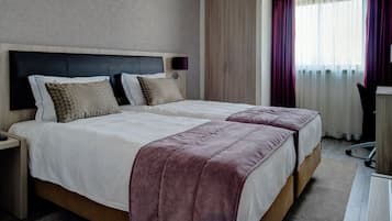 Habitación ejecutiva con 2 camas individuales | Caja de seguridad en la habitación, escritorio y cortinas blackout