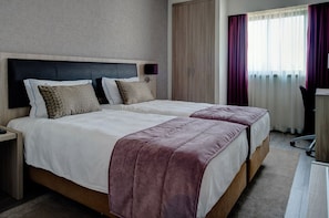 Executive Twin Room | In-room safe, desk, blackout drapes, soundproofing - VIP Inn Berna Hotel (Lisbon)