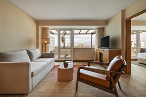 Minibar, caja de seguridad en la habitación y escritorio 