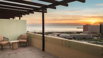 Minibar, coffres-forts dans les chambres, bureau, rideaux occultants