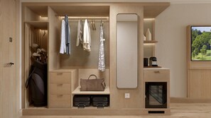 Minibar, caja de seguridad en la habitación y escritorio 