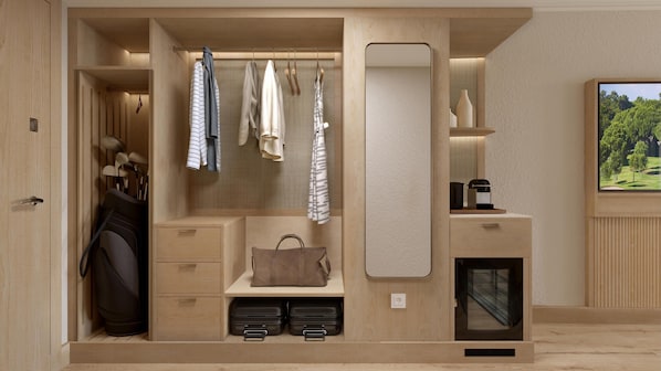 Minibar, in-room safe, desk, blackout drapes - Hyatt Regency Vilamoura Algarve (Loule)