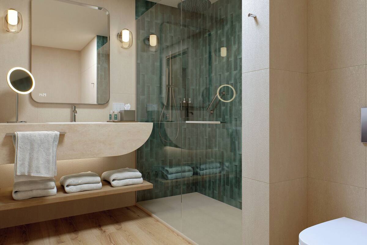 combined shower/bathtub, free toiletries, hair dryer, bidet