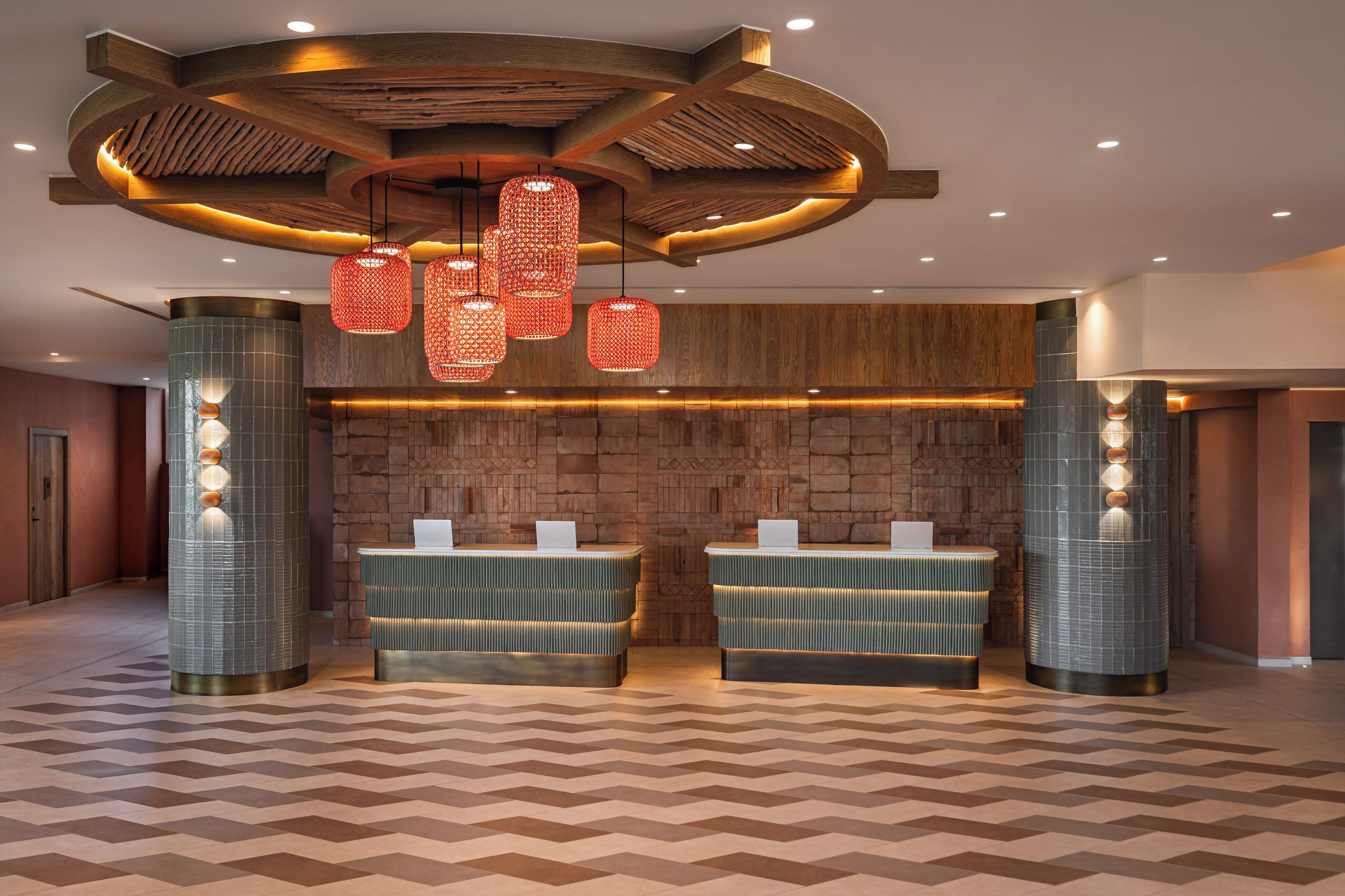 Een receptiegedeelte met een modern ontwerp, met een houten plafond, een bakstenen muur en een vloer met een patroon.